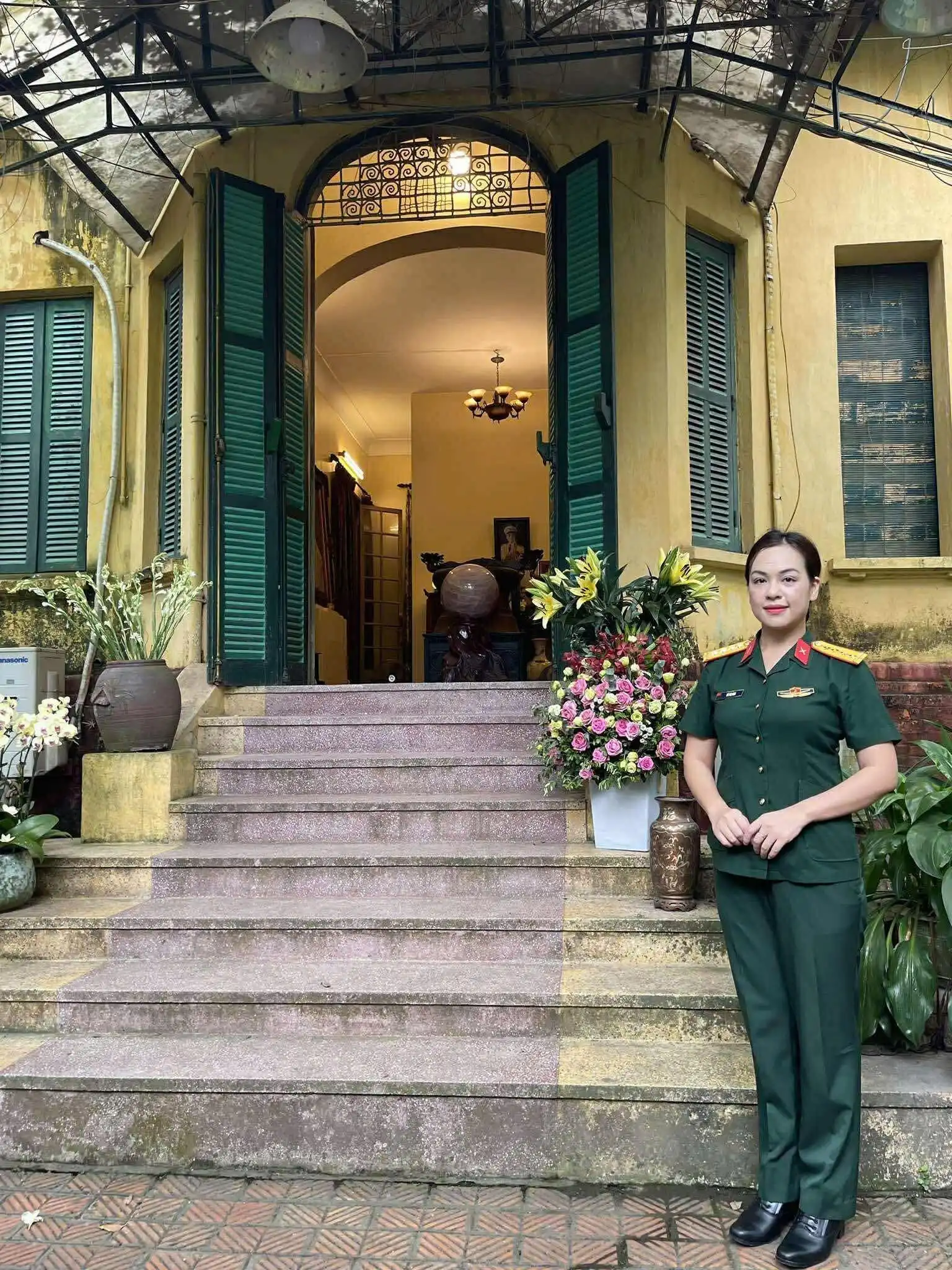 Câu chuyện cuộc đời khi màu áo lính kiên cường đi cùng nét nghệ thuật mềm mại