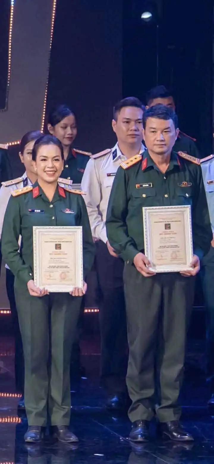 Câu chuyện cuộc đời khi màu áo lính kiên cường đi cùng nét nghệ thuật mềm mại